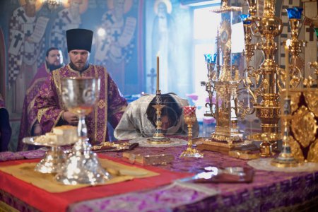 Téléchargez les photos : Liturgie orthodoxe avec l'évêque Mercure dans le haut monastère de Saint-Pierre à Moscou - en image libre de droit