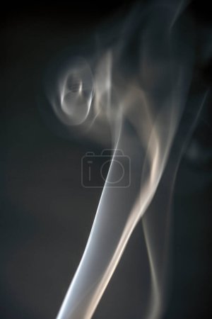Téléchargez les photos : Fumée abstraite sur fond noir - en image libre de droit