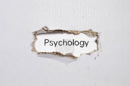 Téléchargez les photos : Le mot psychologie apparaissant derrière le papier déchiré
. - en image libre de droit