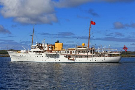 Téléchargez les photos : Le navire royal Norvège est passé par Brnnysundet le 20 juin 2016 - en image libre de droit