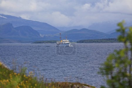Téléchargez les photos : Le navire royal Norvège est passé par Brnnysundet le 20 juin 2016 - en image libre de droit