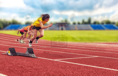 Téléchargez les photos : Femmes débutant la course en arrière-plan, gros plan - en image libre de droit