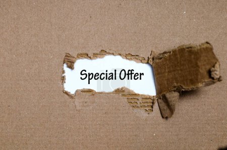 Foto de La palabra oferta especial que aparece detrás del papel roto - Imagen libre de derechos