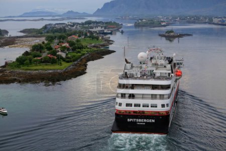 Téléchargez les photos : M.s Spitsbergen bateau de croisière dans le port - en image libre de droit