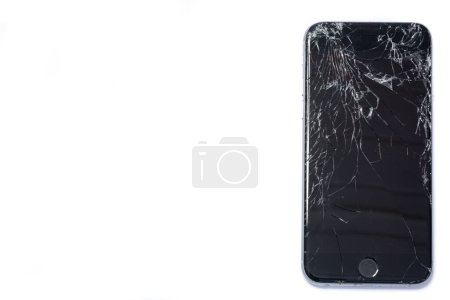 Téléchargez les photos : Smartphone cassé isolé sur blanc - en image libre de droit