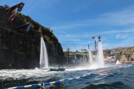 Téléchargez les photos : Fun avec jet d'eau sur fond de nature - en image libre de droit