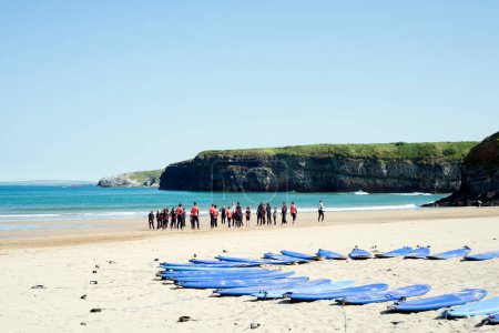 Téléchargez les photos : École de surf et planches et océan - en image libre de droit