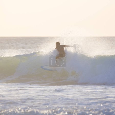 Foto de Surfista con tabla de surf. Actividad de verano - Imagen libre de derechos