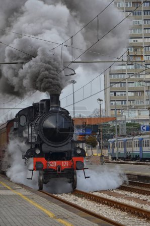 Téléchargez les photos : Locomotive à vapeur quittant la gare - en image libre de droit