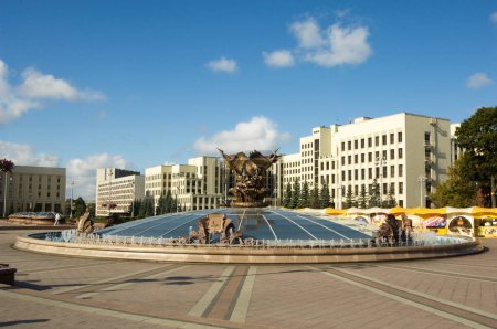 Téléchargez les photos : Place de l'Indépendance à Minsk, lieu de voyage sur le fond - en image libre de droit