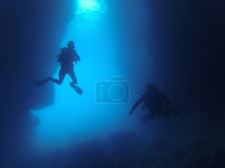 Téléchargez les photos : Plongeurs dans l'eau de mer bleue - en image libre de droit