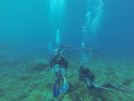 Téléchargez les photos : Plongeurs dans l'eau de mer bleue - en image libre de droit