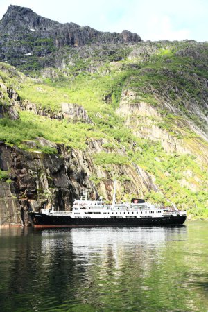 Téléchargez les photos : MS Lofoten anb bateau, lieu de voyage sur fond - en image libre de droit