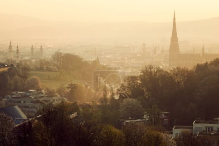 Téléchargez les photos : Panorama de Linz au lever du soleil, Autriche - en image libre de droit