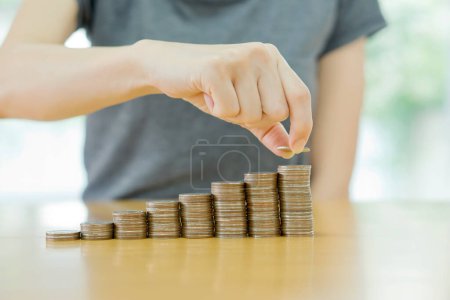 Foto de Hombre poner moneda pila dinero para el concepto de crecimiento del dinero - Imagen libre de derechos
