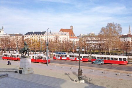 Foto de Viena, Austria - 21 de marzo de 2014: Antiguo tranvía rojo en la calle - Imagen libre de derechos