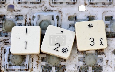 Foto de Una vista cercana de algunas teclas en un teclado sucio y amarillento
. - Imagen libre de derechos
