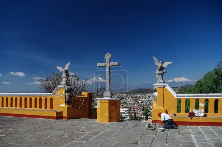 Foto de Iglesia de Nuestra Señora de los Remedios en la cima de la Pirámide de Cholula - Imagen libre de derechos