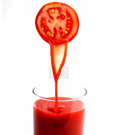 Foto de Zumo de tomate Refrescos aislados en blanco - Imagen libre de derechos