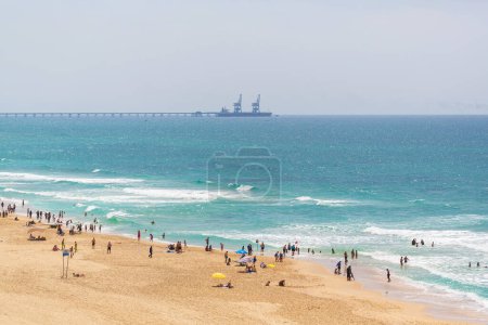 Téléchargez les photos : Mer bleue et la plage de sable - en image libre de droit