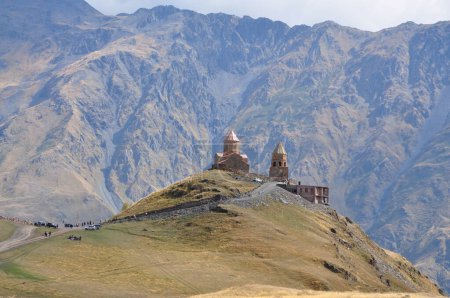 Foto de Iglesia de la Trinidad Gergeti en las montañas - Imagen libre de derechos
