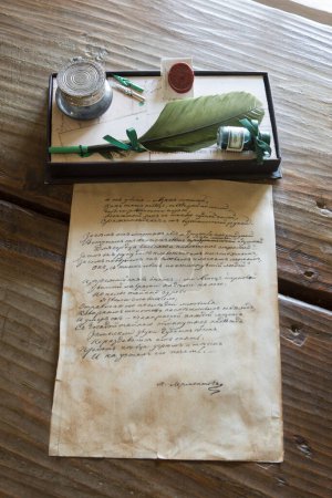 Foto de "Taman, Rusia - 8 de marzo de 2016: Carta de Lermontov y puesta para cartas en un museo en memoria del gran poeta ruso de la estancia Taman de MIS Lermontov en septiembre de 1837" - Imagen libre de derechos
