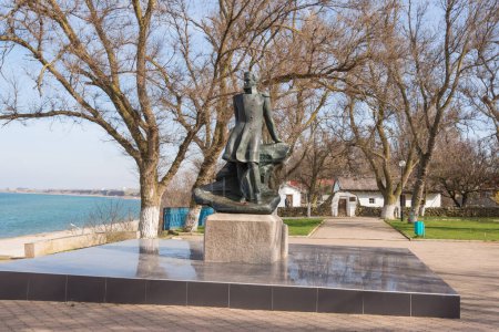 Téléchargez les photos : "Taman, Russie - 8 mars 2016 : Monument Mikhaïl Lermontov à Taman, situé sur la rive de la mer d'Azov dans la maison-musée en l'honneur de la visite de Lermontov à Taman" - en image libre de droit