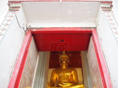 Téléchargez les photos : Statue de Bouddha doré en gros plan - en image libre de droit