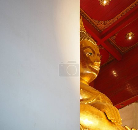Téléchargez les photos : Statue de Bouddha doré en gros plan - en image libre de droit