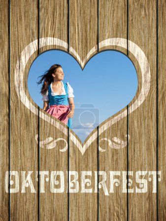 Téléchargez les photos : Femme montrant à travers le cœur en bois. concept oktoberfest - en image libre de droit