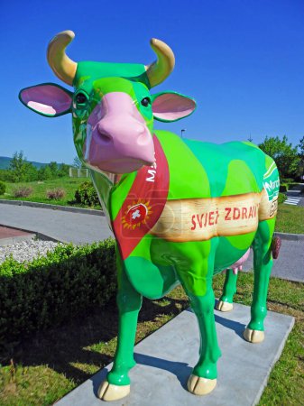 Téléchargez les photos : Vache colorée, mascotte de Marche autoroute point de repos - en image libre de droit