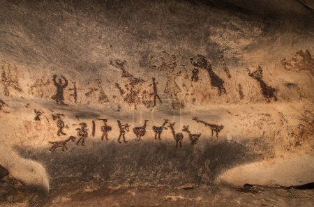 Foto de Antiguas pinturas rupestres en la pared, de cerca - Imagen libre de derechos