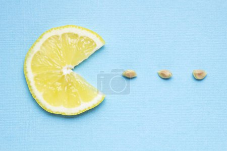 Téléchargez les photos : Citrons et citrons verts de différentes tailles sur un fond bleu - en image libre de droit
