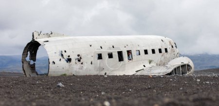 Téléchargez les photos : L'épave abandonnée d'un avion militaire américain dans le sud de l'Islande - en image libre de droit