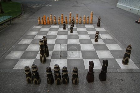 Foto de Sjakk matt, chess figures on asphalt - Imagen libre de derechos