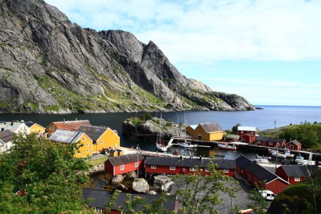 Téléchargez les photos : Belle vue sur le petit village sur la côte nordique - en image libre de droit