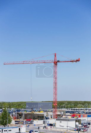 Foto de Construcción Grúa en día soleado - Imagen libre de derechos