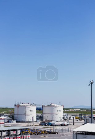 Foto de Almacenamiento de combustible en aeropuerto - Imagen libre de derechos