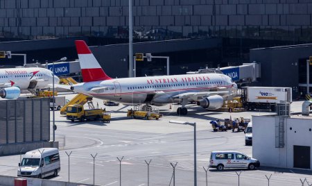 Téléchargez les photos : Austrian Airlines Avions dans l'aéroport - en image libre de droit