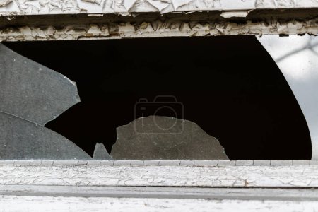 Foto de Pared de vidrio roto con un agujero en la pared - Imagen libre de derechos