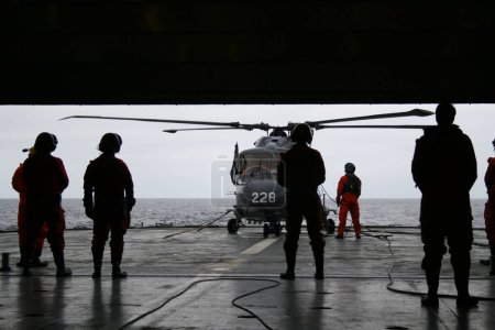 Téléchargez les photos : Hélicoptère militaire sur porte-avions - en image libre de droit