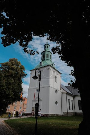 Téléchargez les photos : Vieille église avec une belle vue sur la ville - en image libre de droit