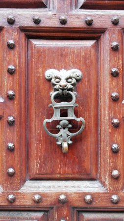 Foto de Detalle de una vieja puerta de madera decorada - Imagen libre de derechos
