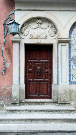 Foto de Detalle de una vieja puerta de madera decorada - Imagen libre de derechos