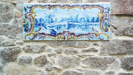 Téléchargez les photos : Détail de quelques azulejos et un mur de pierre - en image libre de droit