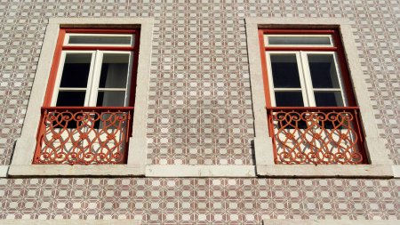 Téléchargez les photos : "Detail of an old building with portuguese tiles and red and whit" - en image libre de droit