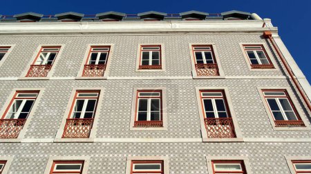 Foto de Detalle de un antiguo edificio con azulejos portugueses y rojo y blanco - Imagen libre de derechos