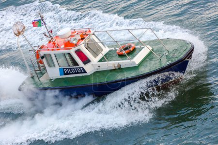 Téléchargez les photos : Bateau de vitesse flottant dans la mer - en image libre de droit