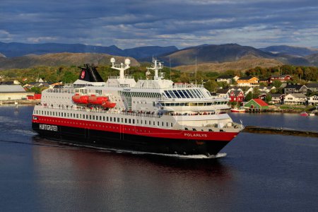 Téléchargez les photos : Le MS Polarlys est un navire Hurtigruten - en image libre de droit