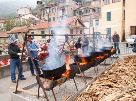 Téléchargez les photos : Châtaignes rôties lors d'un festival de village - en image libre de droit